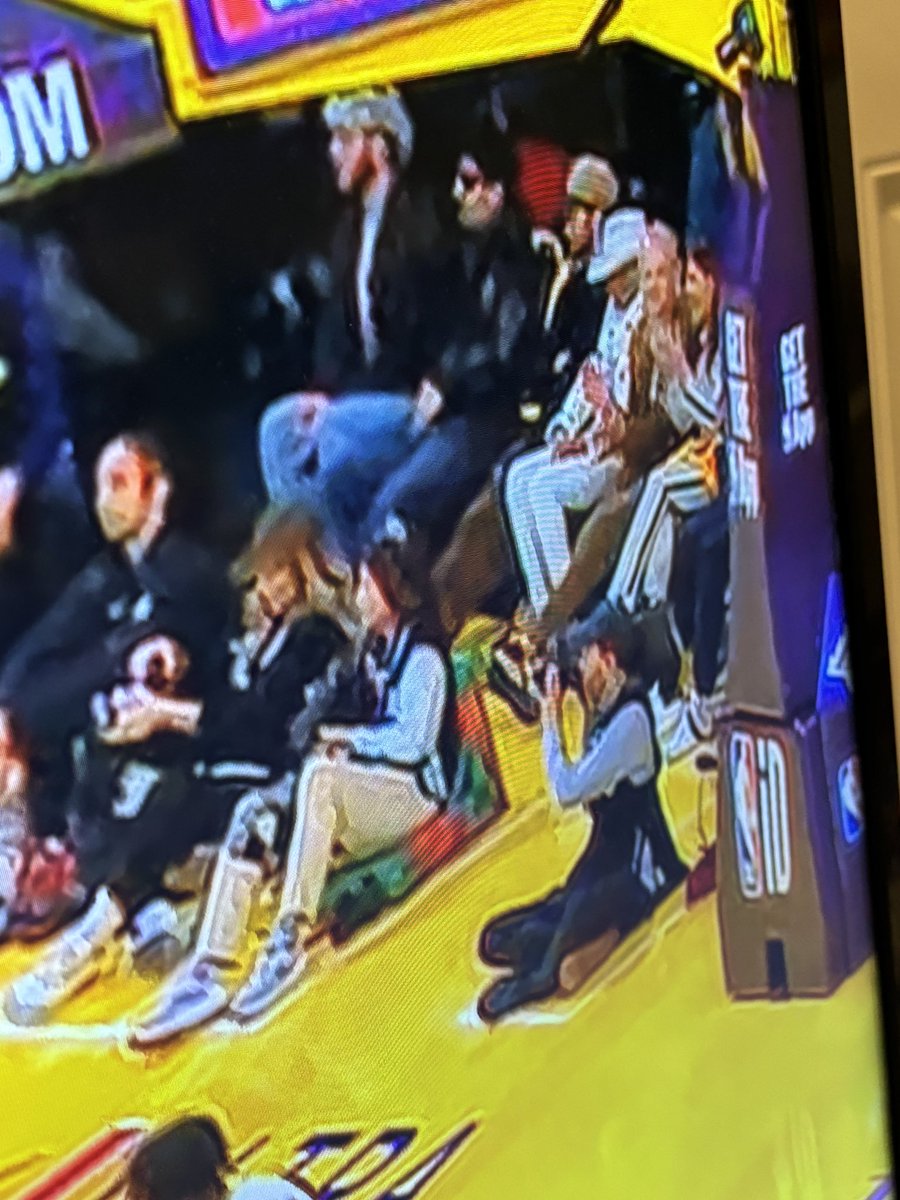 Who are these random tools sitting courtside? One’s got shades on inside and the others looking like adin ross with bleached hair
 <a href="/frankdegods/">Frank</a> <a href="/notthreadguy/">threadguy</a>