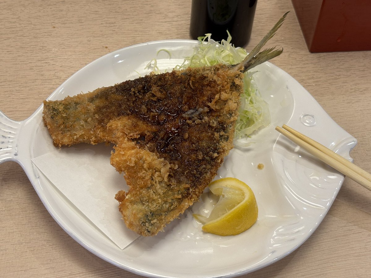 Perry84130313's tweet photo. 今日は珍しく火曜日と祝日が重なって、友人と千葉県の館山までドライブ、以前サンドイッチの番組で見た船主(フナオサ)さんで大きな名物あじフライとあら汁と地魚握りを堪能しました😂😋どれもびっくりな美味しさ😍 https://t.co/DItsfkkcwl