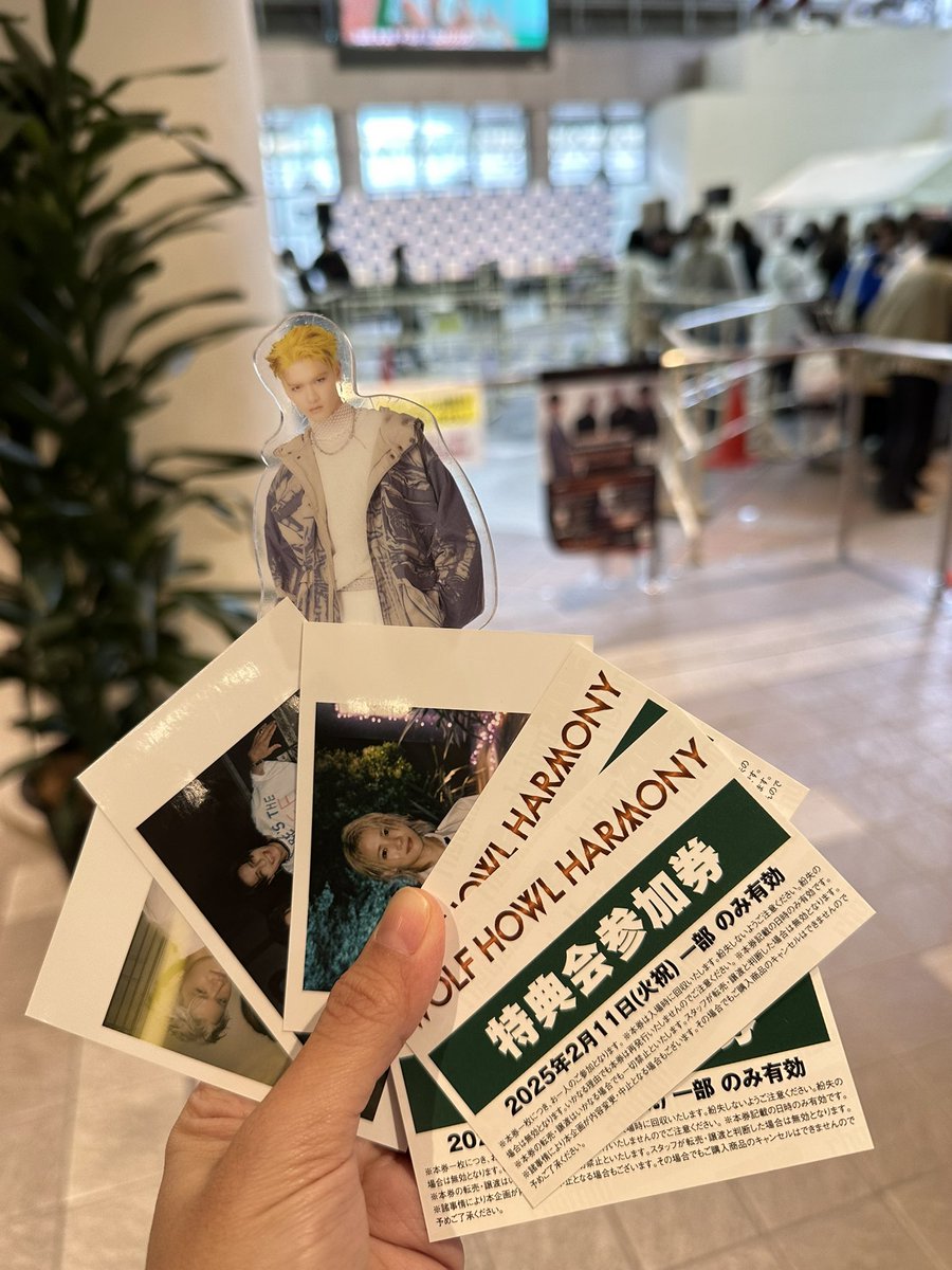Mymelodear2's tweet photo. มางานรีลีสแบบงงๆ เพิ่งรู้ว่าจัดช่วงเดียวกะที่เราบินพอดี วันกลับไทยด้วย คนละเมืองด้วย ล่กสุด เริ่มต้นแบบงงๆ ไม่มีใครได้ eng นี่ก้องงๆไปกะเขา เขาเรียกคิวก็เดาๆเลข พยายามหาคนก่อนหน้า เพื่อเข้าตามเขา
#WHH_1st_WOLF 
#WOLFHOWLHARMONY #WHH https://t.co/l8qPHwj0dW