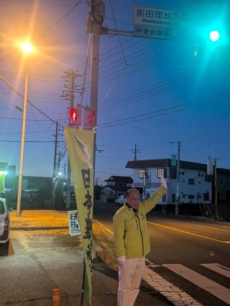 imamura0321's tweet photo. 🌅祝日の早朝、#茨城町 で朝活！🌅
本日は #���田団地 入口交差点、セブンイレブン茨城町長岡店 の前で朝のご挨拶🙌✨
まだ暗いうちは、私の顔は認識できなかったかもしれませんが…😅
それでも、街宣車の照明 や #石井あきら 参議院議員 のポスター板を活用し、しっかりと活動に臨みました💪🎤

寒さに負けず、今日も一歩ずつ前進していきます！🔥
#日本維新の会 
#茨城維新の会 
#街頭活動 
#政治は現場から 
#朝活