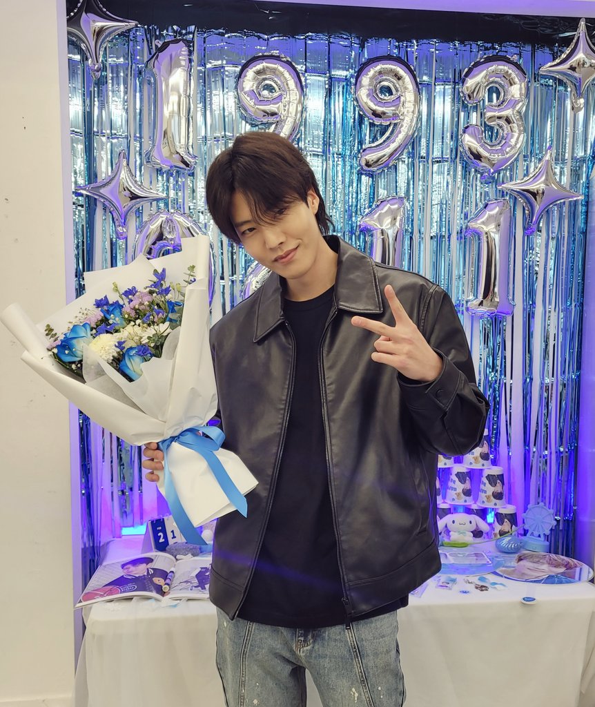 cafe_holiday_'s tweet photo. 오늘 생일이신 대열 님께서 홀리데이에 방문해주셨습니다:)

대열 님께서 방문하실 팬분들을 위해 디저트와 커피를 선결제해두셨으니 많은 팬분들의 방문 부탁드립니다🤗 대열님 싸인은 카운터 옆에 두었습니다🥰

#대열이_생일파티 https://t.co/qWOZXihkOi