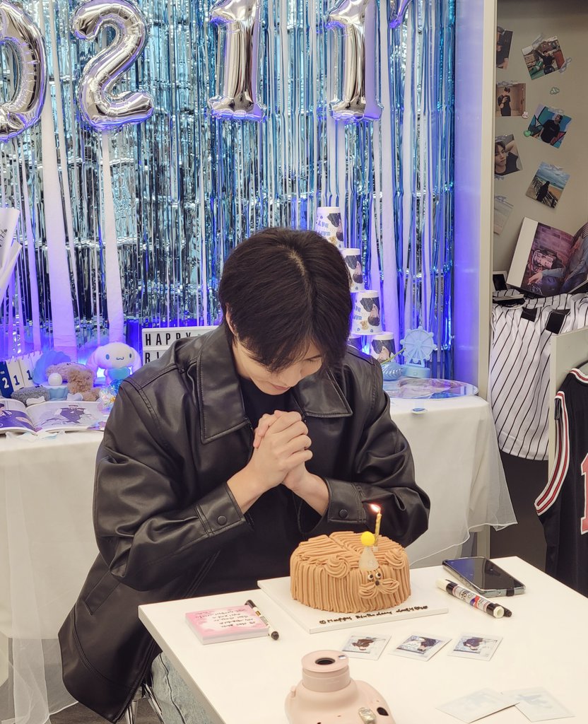 cafe_holiday_'s tweet photo. 오늘 생일이신 대열 님께서 홀리데이에 방문해주셨습니다:)

대열 님께서 방문하실 팬분들을 위해 디저트와 커피를 선결제해두셨으니 많은 팬분들의 방문 부탁드립니다🤗 대열님 싸인은 카운터 옆에 두었습니다🥰

#대열이_생일파티 https://t.co/qWOZXihkOi