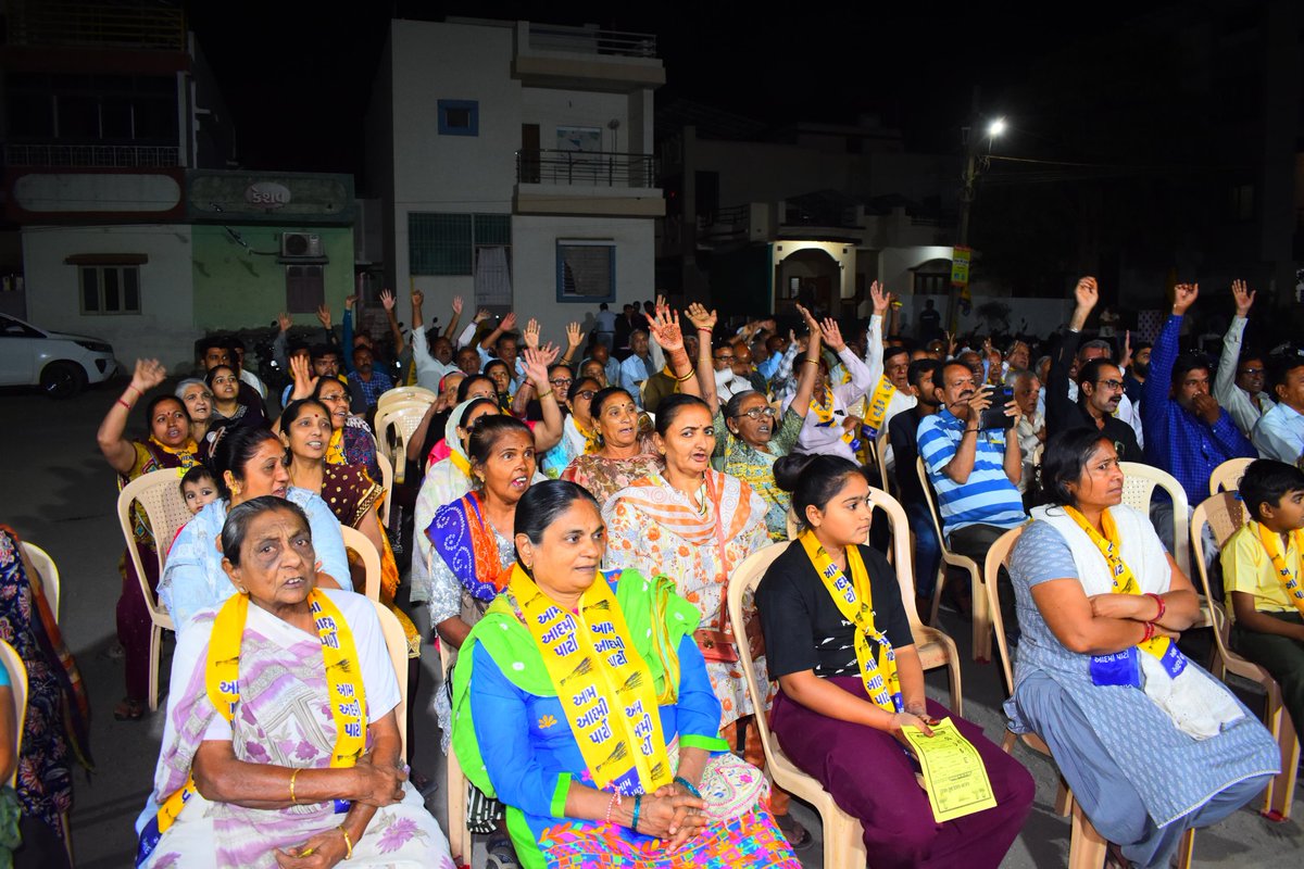 AAPGujarat's tweet photo. જૂનાગઢ મહાનગરપાલિકાની ચૂંટણીમાં આમ આદમી પાર્ટીના ઉમેદવારો ખૂબ મજબૂતીથી લડી રહી છે. ગતરોજ વોર્ડ નં 12 ખાતે પ્રદેશ અધ્યક્ષ શ્રી @isudan_gadhvi ની વિશેષ ઉપસ્થિતિમાં મહોલ્લા સભાનું આયોજન કરવામાં આવ્યું હતું. https://t.co/qfeCcajm5S