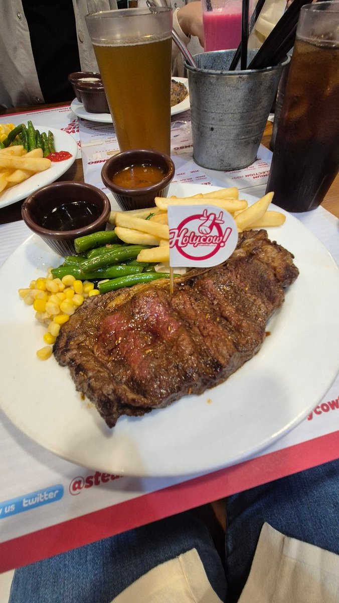 peuasmit's tweet photo. @tanyarlfes Hollycow bu chef afit. Hanya berlaku di hari H, bilang "birthday treat" ke staf, tunjukan ktp. Isi form. Nanti dapat 1 porsi sirloin steak dengan 2 saos. Tidak ada min order atau tidak diharuskan beli minuman. Ya pergi makan steak gratis doang! https://t.co/Yag58vuzuv