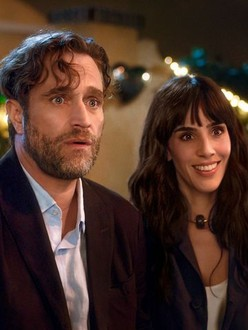 ดูหนัง With You in the Future (2025) เต็มเรื่อง 

ก่อนจะเซ็นเอกสารหย่า คาร์ลอสและเอเลน่าได้พบกับผู้มาเยือนที่แปลกประหลาดซึ่งเสนอการเดินทางข้ามเวลาไปยังปี 1994 ซึ่งเป็นปีที่พวกเขาพบกันครั้งแรก พวกเขาเดินทางกลับไปเพื่อพยายามเปลี่ยนแปลงอดีตในขณะที่ต่อสู้กับความรู้สึกที่กลับมา