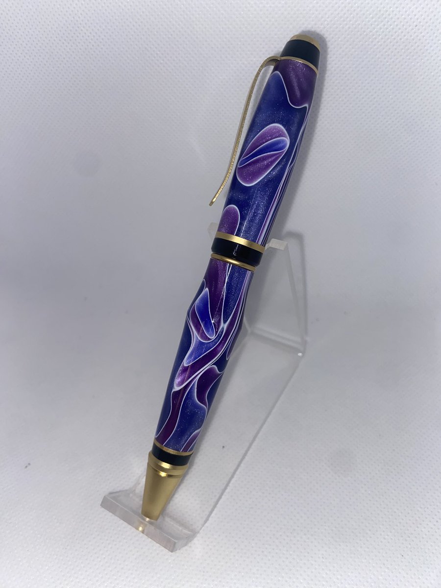 DpenmakerStyle's tweet photo. Royal Flush Satin Gold Cigar Pen. What a beautiful pen and perfect to look at! Rich in gold and purple, this pen is sure to please. #royalpurple #gold #satingold #cigar #purpleswirls #lavendar #orchid $100 free shipping U.S. only. https://t.co/VWrW8TpXw6