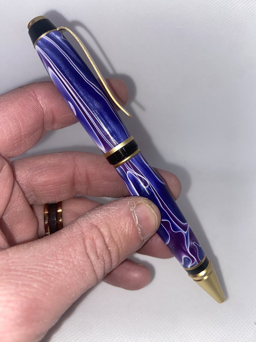 DpenmakerStyle's tweet photo. Royal Flush Satin Gold Cigar Pen. What a beautiful pen and perfect to look at! Rich in gold and purple, this pen is sure to please. #royalpurple #gold #satingold #cigar #purpleswirls #lavendar #orchid $100 free shipping U.S. only. https://t.co/VWrW8TpXw6