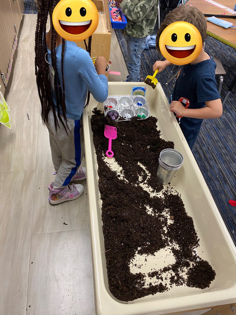 MsFrancos_class's tweet photo. Who doesn’t love to play in dirt?? We are enjoying our new center where we get to explore soil and pretend to plant seeds! We also discuss with our friends what seeds need to grow! #prek #pretendplay #centers https://t.co/3BapE0uTxJ