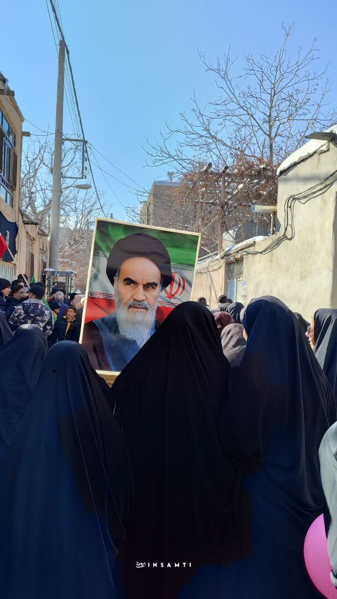 Moones_20's tweet photo. یه ایران تو این قاب ها گنجیده
دیروز همه‌جور آدمی دیدم.
اقوام مختلف، فقیر، غنی، پیر
جوون و حتی این نوزاد توی کالسکه ..
#انقلاب_امید  
 #دوران_طلایی https://t.co/ObRliyAQPW