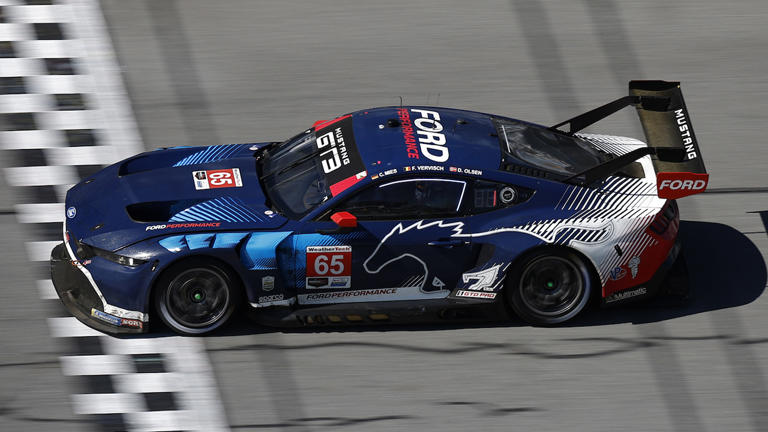 La 2025 Rolex 24 en Daytona entregó una victoria histórica para Ford, ya que el Mustang GT3 superó al Corvette de Chevrolet en una intensa batalla de GTD Pro bit.ly/4jTU9JY #GuiarepuestosNews #DeportesAMotor #News #FordPerformance #FordMustang