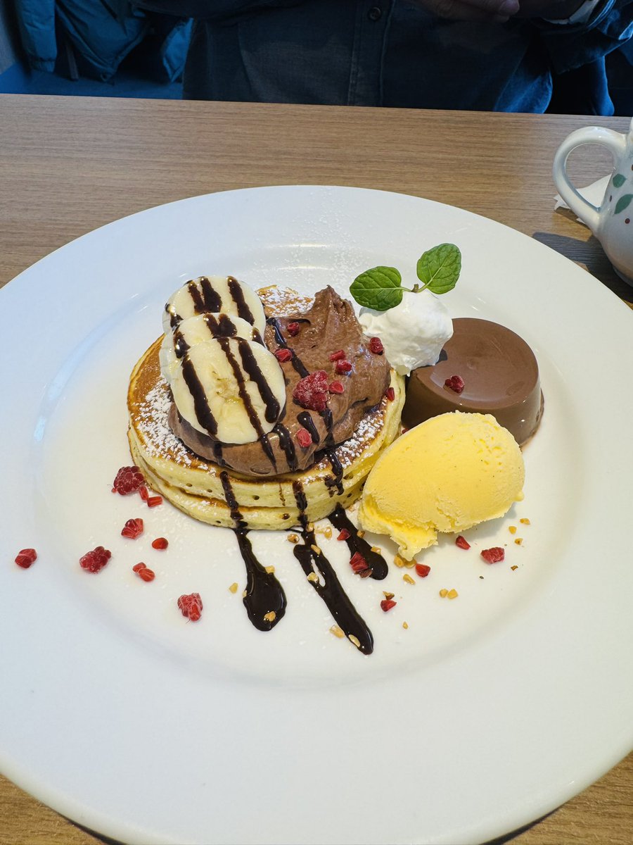 kyonshogo's tweet image. 建国記念日の祝日ランチは、ご近所デニーズで♪
ダンナさんのバースデーデザートクーポンで、
またもやパンケーキ美味しくいただきました♪
ダンナさんは飯田商店の味噌らぁ麺食べれてご満悦のようです😁#デニーズランチ　#デニーズバースデーデザート　#飯田商店味噌らぁ麺