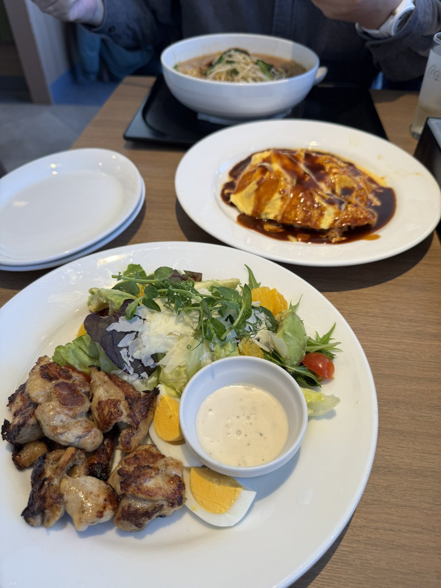 kyonshogo's tweet image. 建国記念日の祝日ランチは、ご近所デニーズで♪
ダンナさんのバースデーデザートクーポンで、
またもやパンケーキ美味しくいただきました♪
ダンナさんは飯田商店の味噌らぁ麺食べれてご満悦のようです😁#デニーズランチ　#デニーズバースデーデザート　#飯田商店味噌らぁ麺