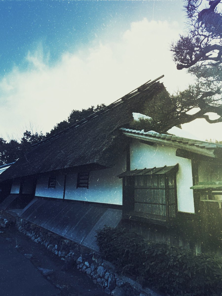 naitohdrums's tweet photo. 住んでる所にこういうカッチョいいのが沢山あるって素敵✨(><)*。
 #茅葺き屋根 https://t.co/P87V86xLYv