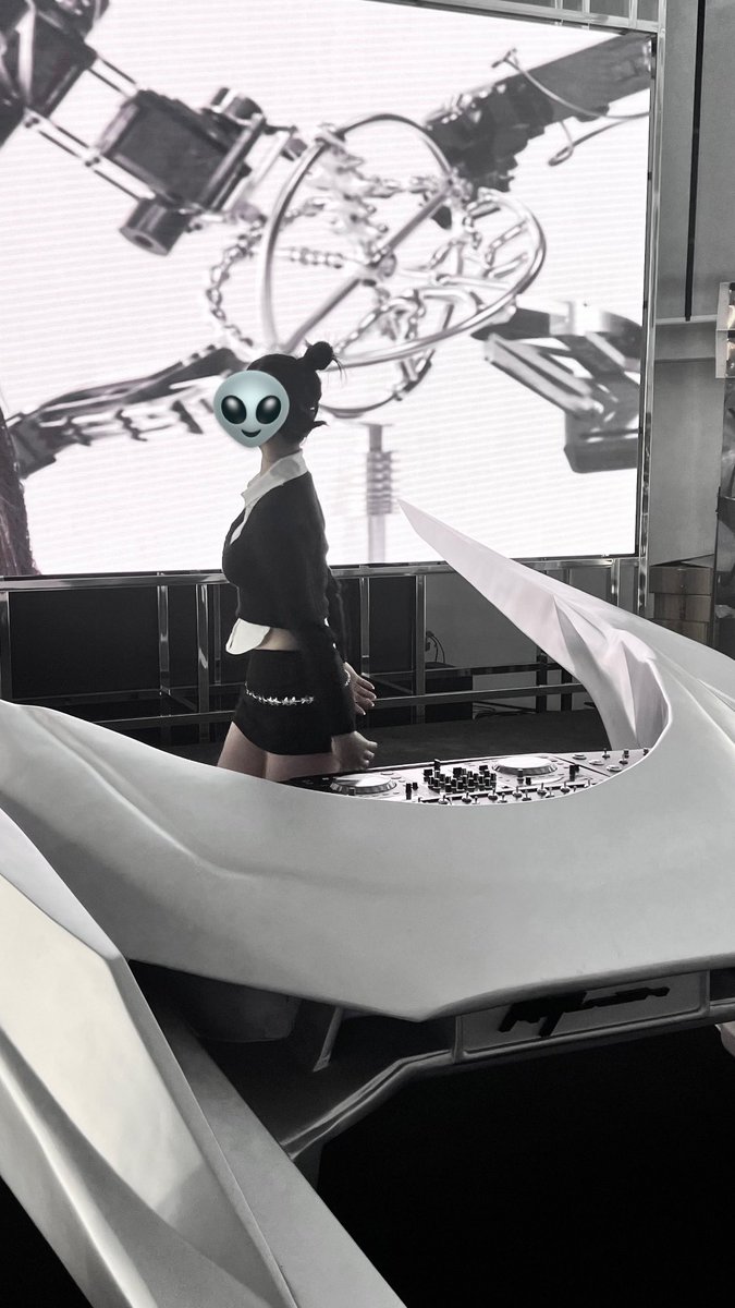 아잇 당연하죠 팝업 갈 때마다 그 느낌대로 코디해서 가는 게 은근 제 취미(?)🤤