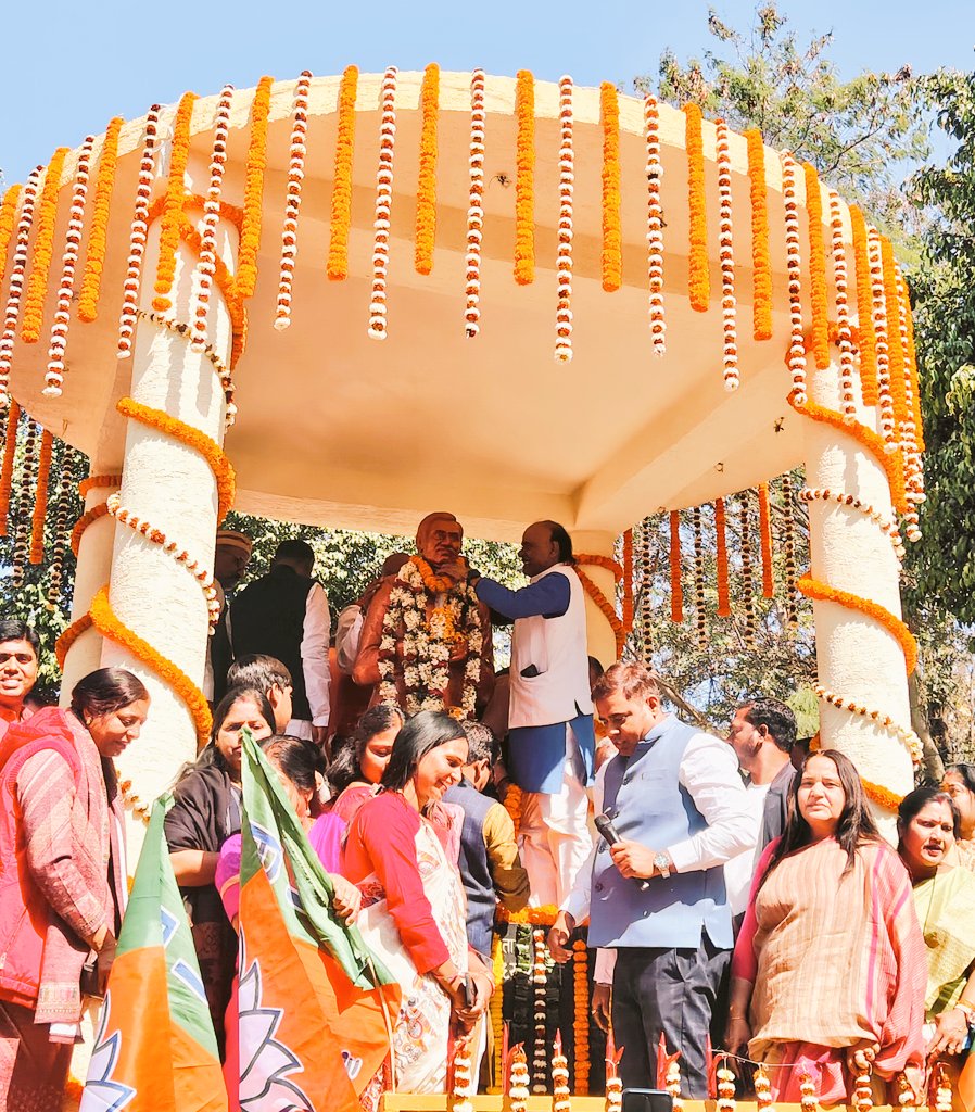samrilal's tweet photo. आज रांची महानगर के दीनदयाल नगर में @BJP4Jharkhand कार्यकारी अध्यक्ष डॉ रविन्द्र कुमार राय जी और पूर्व मुख्यमंत्री श्री @MundaArjun जी के साथ श्रद्धेय पंडित दीनदयाल उपाध्याय जी की पुण्यतिथि पर उनकी प्रतिमा पर माल्यार्पण कर श्रद्धांजलि दी।
@bjpcpsingh @navinjaiswal4 @BJP4India https://t.co/gKUWhFlB3H