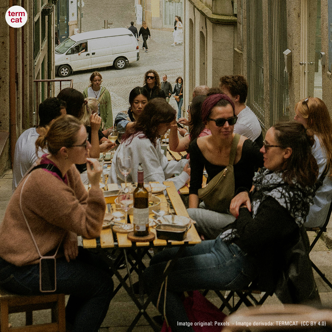 termcat's tweet photo. 🔹 A partir d’ara més 'vespreig' i menys "tardeig" o "tardeo", el nostre #termedelasetmana! 🥂
Un concepte de moda que posen en pràctica joves i grans, és intergeneracional 👇
https://t.co/4YjKpNzZEn https://t.co/mjrU5isYHt