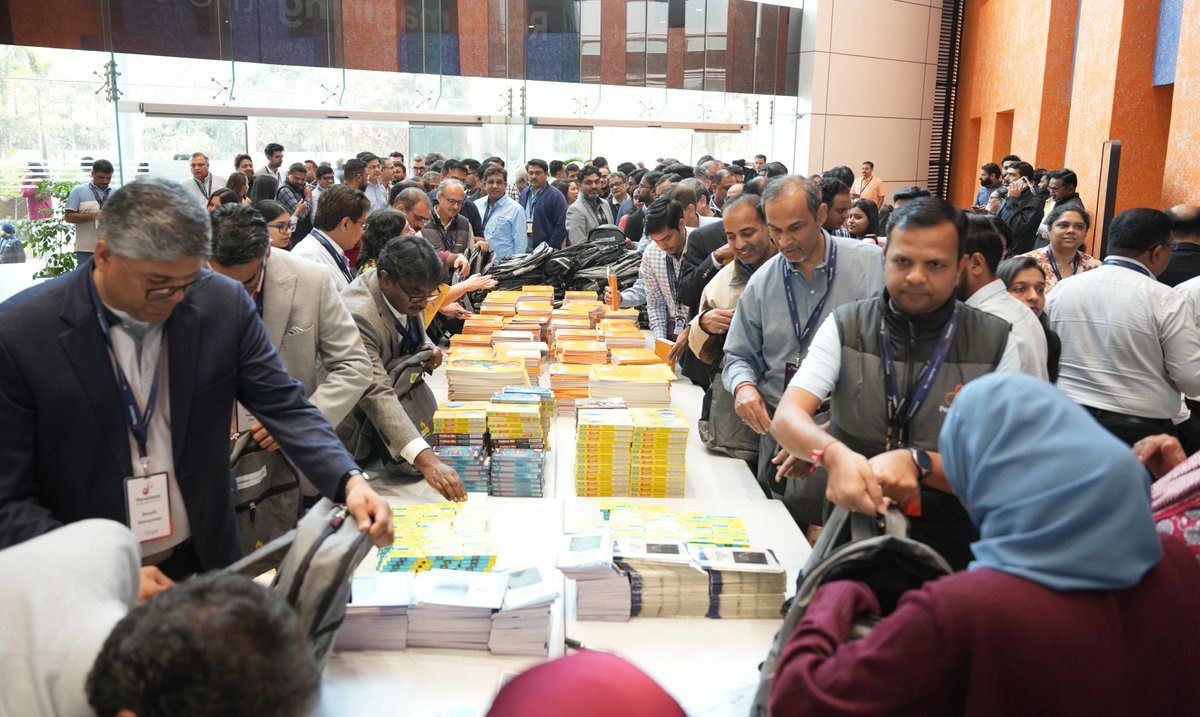 CSR_Persistent's tweet image. Two hundred fifty volunteers came together last month in Pune to assemble school kits for underprivileged students. These kits were distributed to support education and empower brighter futures. Thank you to all who made it possible! 💪

#PersistentFoundation #MakingADifference