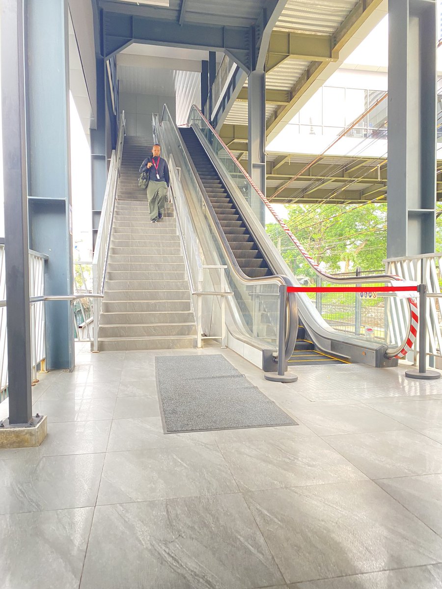 rakapermanaptr's tweet photo. Gaada niat di benerin nih @KAI121 ?udah sebulan lebih kayaknya. Stasiun sudirman, arah LRT Dukuh Atas https://t.co/l0l50qU7P7