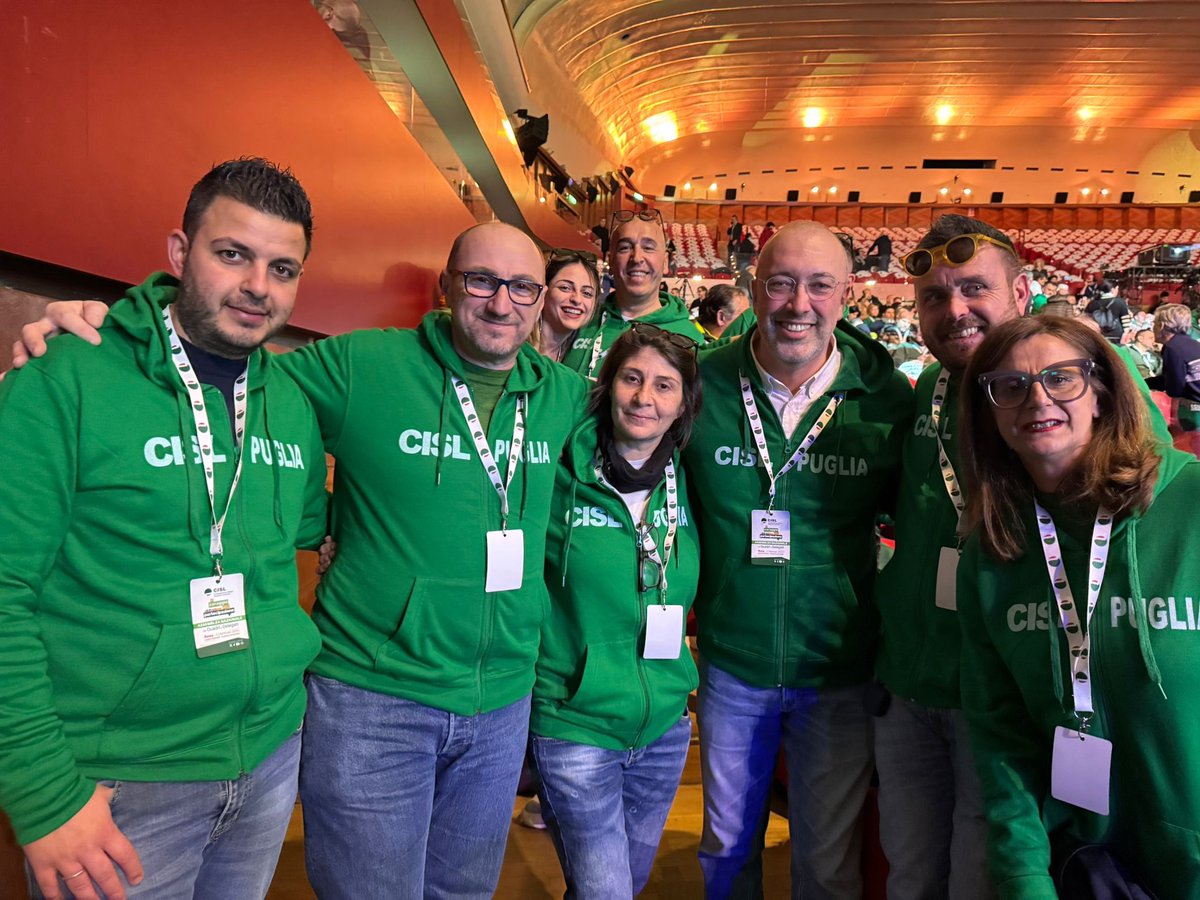 FisascatTABR's tweet photo. #AssembleaNazionale dei #quadri e #delegati🟢

Perché, si sa, basta trovare il #coraggio di #partecipare!💚📚

#cisl #fisascatcisl #fisascat #IlCoraggioDellaPartecipazione #art46 https://t.co/z0QTyftfRu