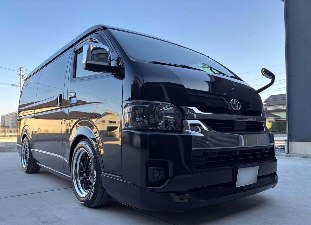 Kscrjft's tweet photo. 本日は7型ハイエースワイドのヘッドライトスモークプロテクションを施工致しました！🚐

カスタムをしていけば誰しもが行き着くであろうヘッドライト🔦

黒いボディに程よいスモークが決まってます😎
ヘッドライトと合わせてフォグランプもプロテクション‼️
かっこよくなりました😊
気になる方は是非‼️ https://t.co/kYgRp6c2Yn