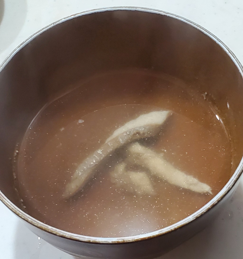 こんばんは
お疲れ様です

晩御飯やでーーー!!!!

ほうれん草とシメジともやしとウィンナーのオイスターソース炒め
お惣菜コーナーの割引エビフライ🍤
鯵の塩焼き
昨日の真あじのアラで作ったお吸い物

これに白メッシ!!!

まだ仕事残ってるのでまた後でこれたら!!

皆さんは楽しい夜を🍀