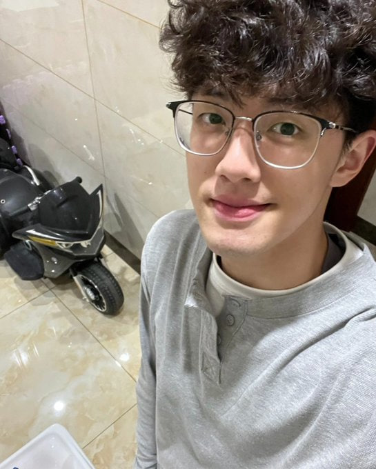 初来驾到，有没有喜欢卷毛小奶狗的，喜欢的可以私信找我，喜欢男生，女生勿扰，想体验一把私信爆满的感觉，没事可以找我聊骚，刚玩瘾大