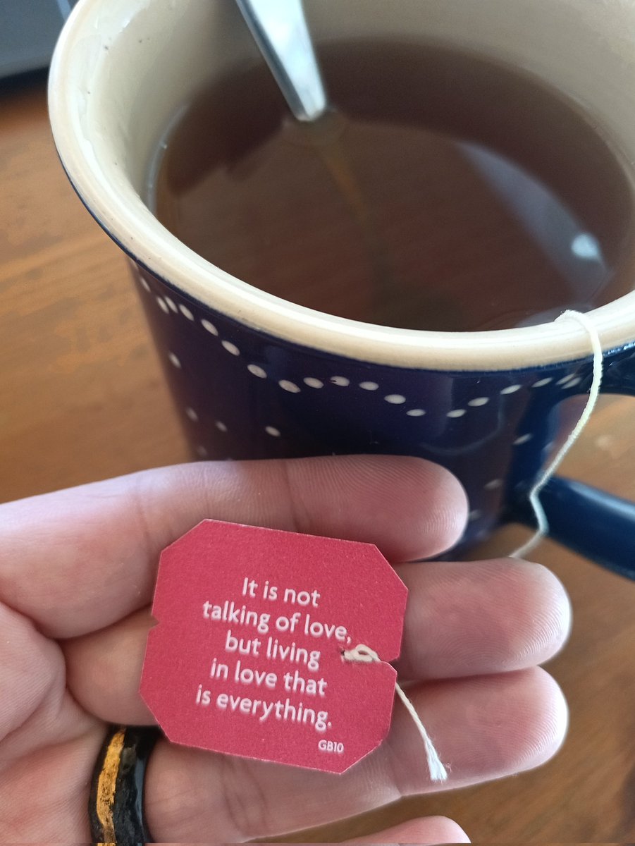 #Teegeflüster

It is not talking of love, but living in love that is everything

Nicht über die Liebe zu sprechen, sondern in Liebe zu leben – das ist der wahre Kern von allem