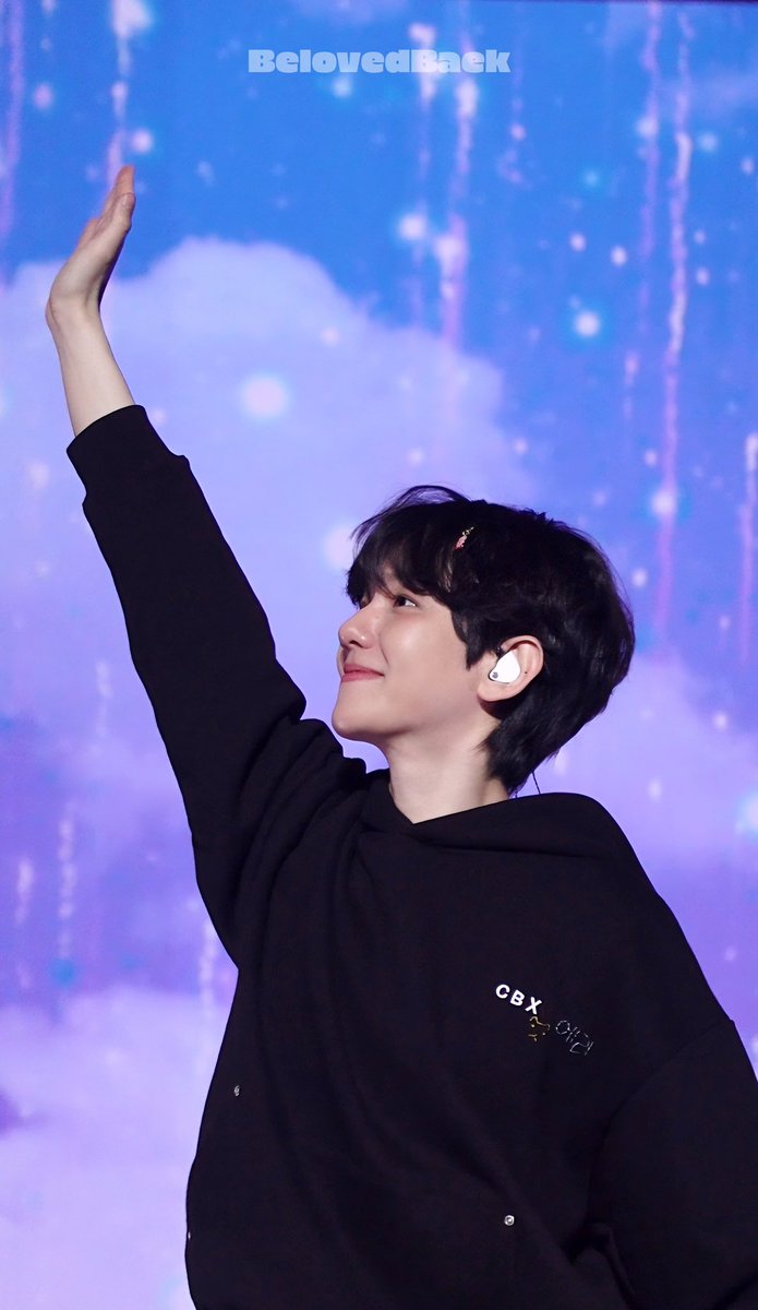 belovedbaek56's tweet photo. 250209 EXOCBX FM in YOKOHAMA 

안녕👋🏻!

#백현 #BAEKHYUN #伯贤 #ベッキョン @B_hundred_Hyun https://t.co/pTesYIEpS3