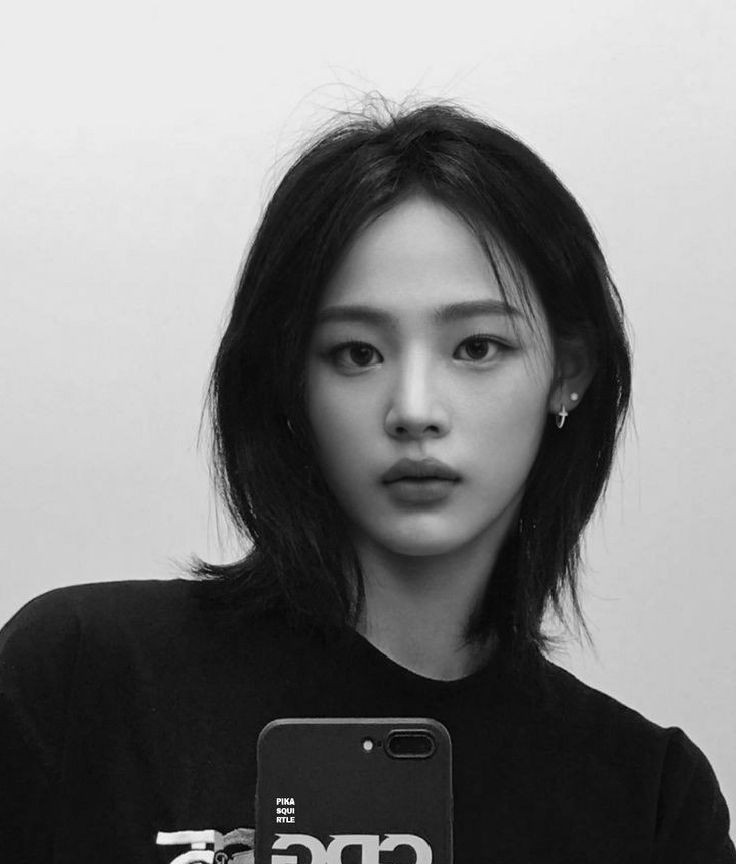 mintcarebear's tweet image. one step closer to wolfcut Minji