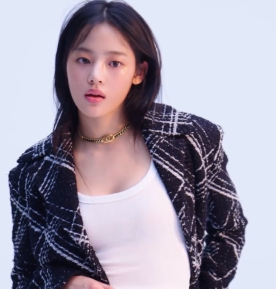 mintcarebear's tweet image. one step closer to wolfcut Minji