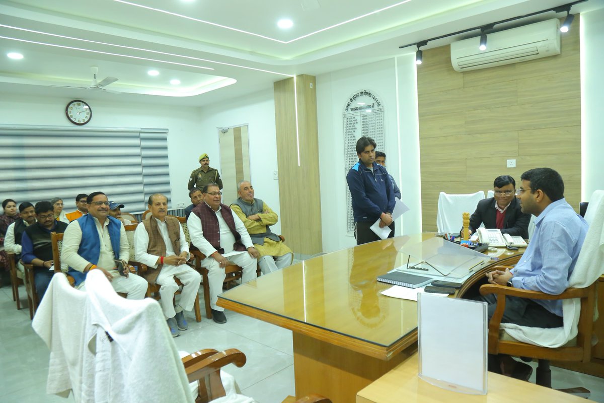 dm_ghaziabad's tweet photo. कलेक्ट्रेट स्थि​त जिलाधिकारी कार्यालय में प्रत्येक कार्यदिवस की तरह जिलाधिकारी श्री दीपक मीणा एवं एडीएम ई श्री रणविजय सिंह द्वारा प्रात: 10 बजे से अंतिम व्यक्ति तक जनसुनवाई की गयी। https://t.co/eAFmV1rsBu