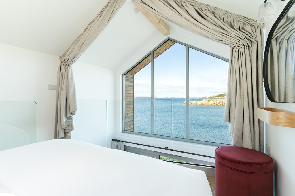 Imagine waking up, drawing back the curtains and seeing this view each morning you're on hols...

Take a look at our Lodges here: tregarthens.com/stay/tregarthe…

#IslesofScilly #TregarthensLodges