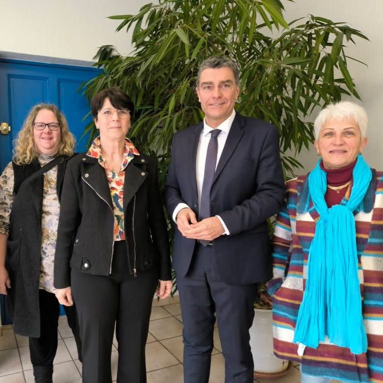 FedUNSATer's tweet photo. Rencontre #ATSEM d'Antibes et Josette Blain @FedUNSATer experte #CSFPT, #AssembléeNationale et #DGCL.
Constats et pistes débattus pour une meilleure #reconnaissance de ce métier.
#UNSA a été reçue par le député @EricPAUGET1 pour mettre en œuvre des actions à court et moyen terme. https://t.co/Hl75OO2R6e