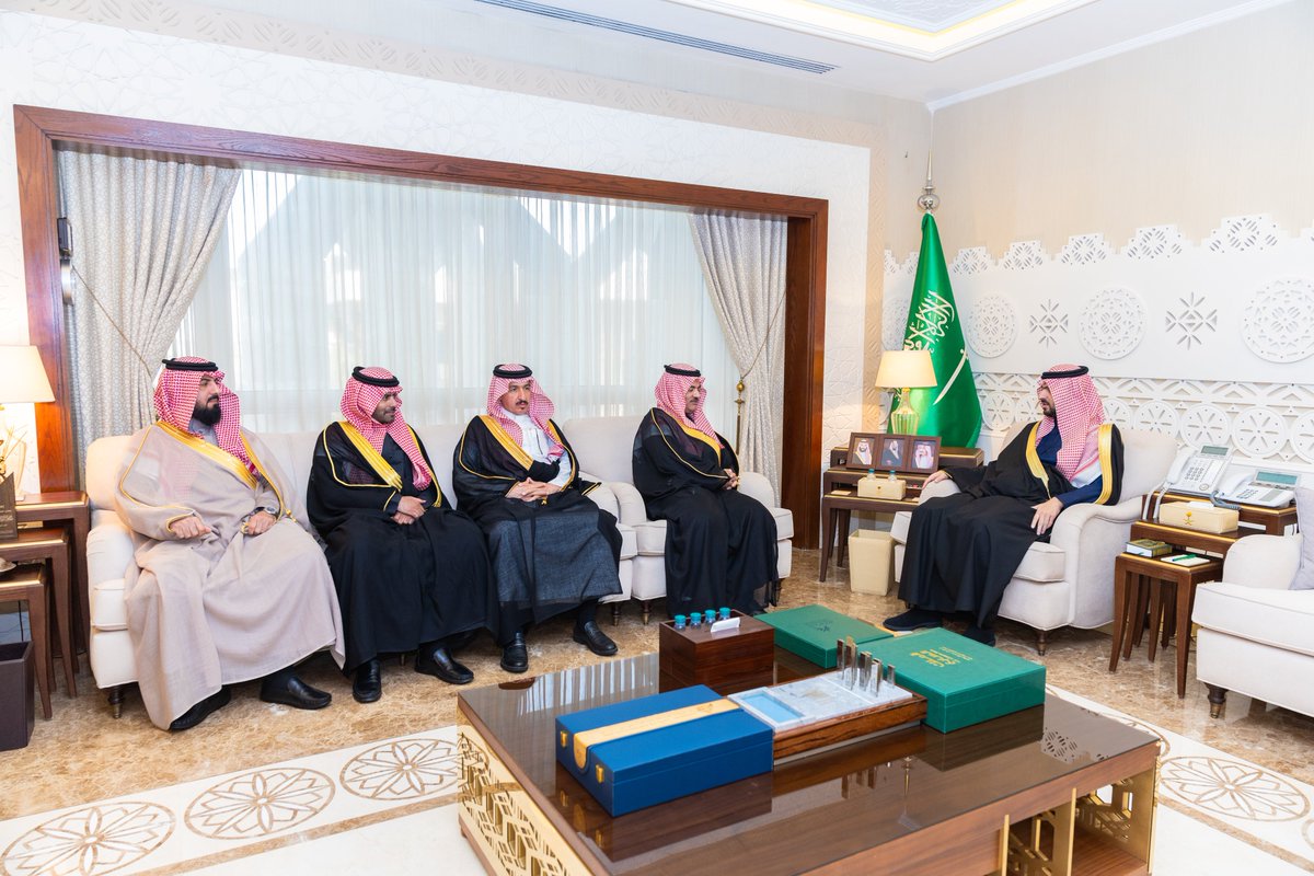emara_sharqia's tweet photo. استقبل صاحب السمو الملكي الأمير سعود بن بندر بن عبدالعزيز
#نائب_أمير_المنطقة_الشرقية
في مكتب سموه بديوان الإمارة اليوم الثلاثاء رئيس مجلس إدارة غرفة حفر الباطن الأستاذ سلمان بن حسن العقيل، يرافقه أعضاء المجلس.

وثمن سمو نائب أمير المنطقة الشرقية دعم القيادة الرشيدة - ايدها اللّه - للقطاع الاقتصادي لتعزيز مجتمع المال والأعمال وتنمية القدرات التنافسية والاستفادة من الفرص الاستثمارية في محافظة حفر الباطن.