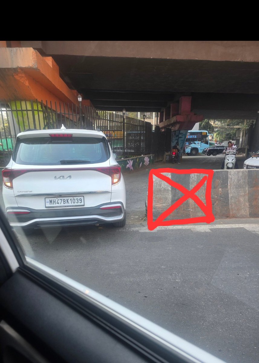NiteenSharma77's tweet photo. @mybmc @MTPHereToHelp 
@SanjayRupadhyay

Everyday vehicles have to take reverse and then ply further as no turning radius mainted due non cutting of divider wall  beneath flyover National Park at Borivali (E) towards Sudhir Phadke Bridge on right side
Cut the wall for solution https://t.co/CbiE4V9bPT