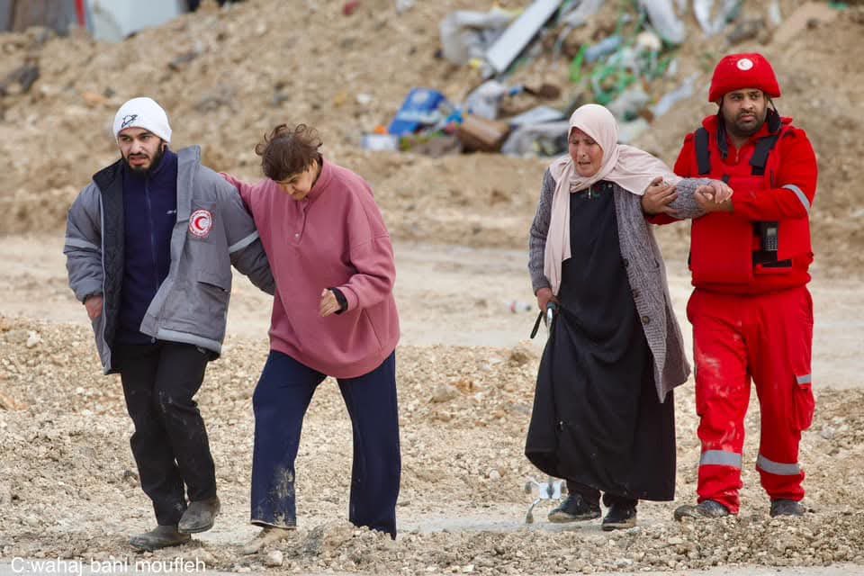 PalestineRCS's tweet image. The heroes of the Palestine Red Crescent are assisting patients, the elderly, and children in Noor Shams Camp, #Tulkarm, as they evacuate after the occupation forced dozens of families to flee. Meanwhile, the occupation continues its raid on the camp, destroying streets and
