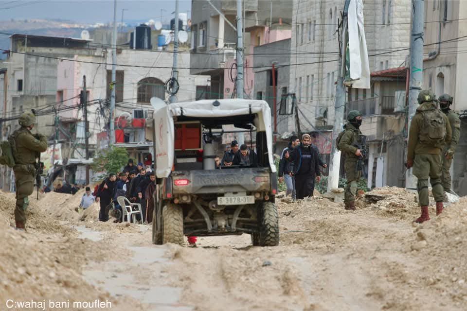 PalestineRCS's tweet image. The heroes of the Palestine Red Crescent are assisting patients, the elderly, and children in Noor Shams Camp, #Tulkarm, as they evacuate after the occupation forced dozens of families to flee. Meanwhile, the occupation continues its raid on the camp, destroying streets and