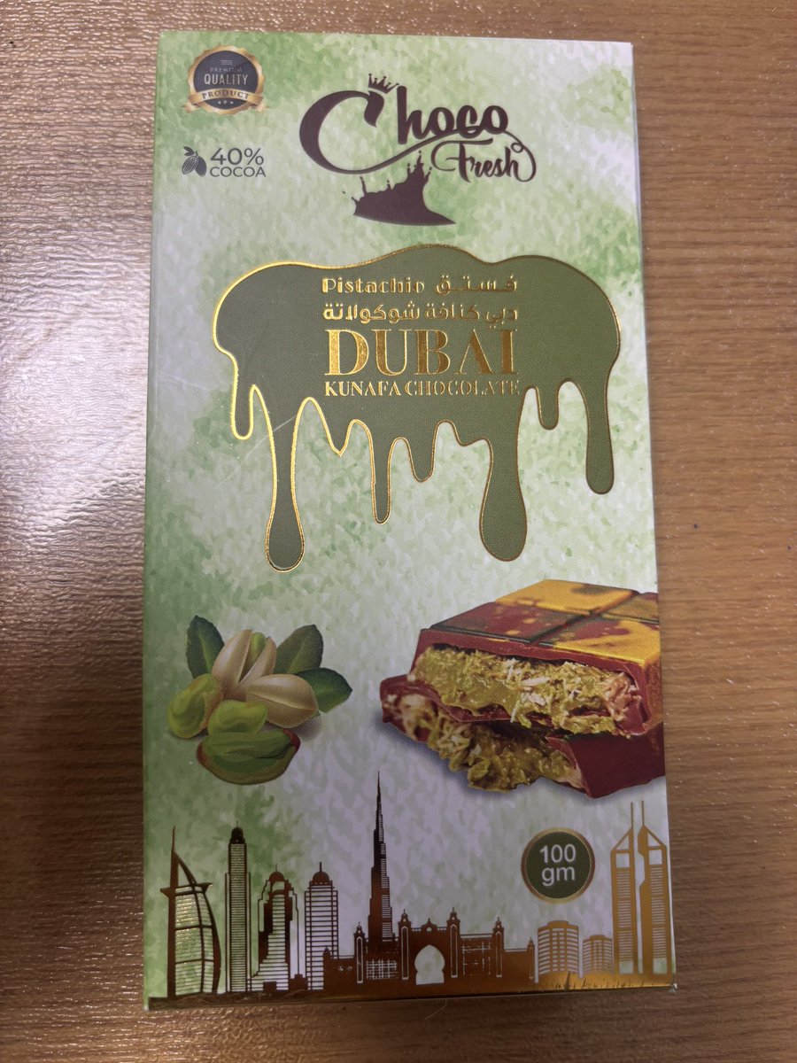UKLondonWalker's tweet photo. 流行りのお土産に浮気中です🍫😋🇬🇧 https://t.co/1Q5z129N6V