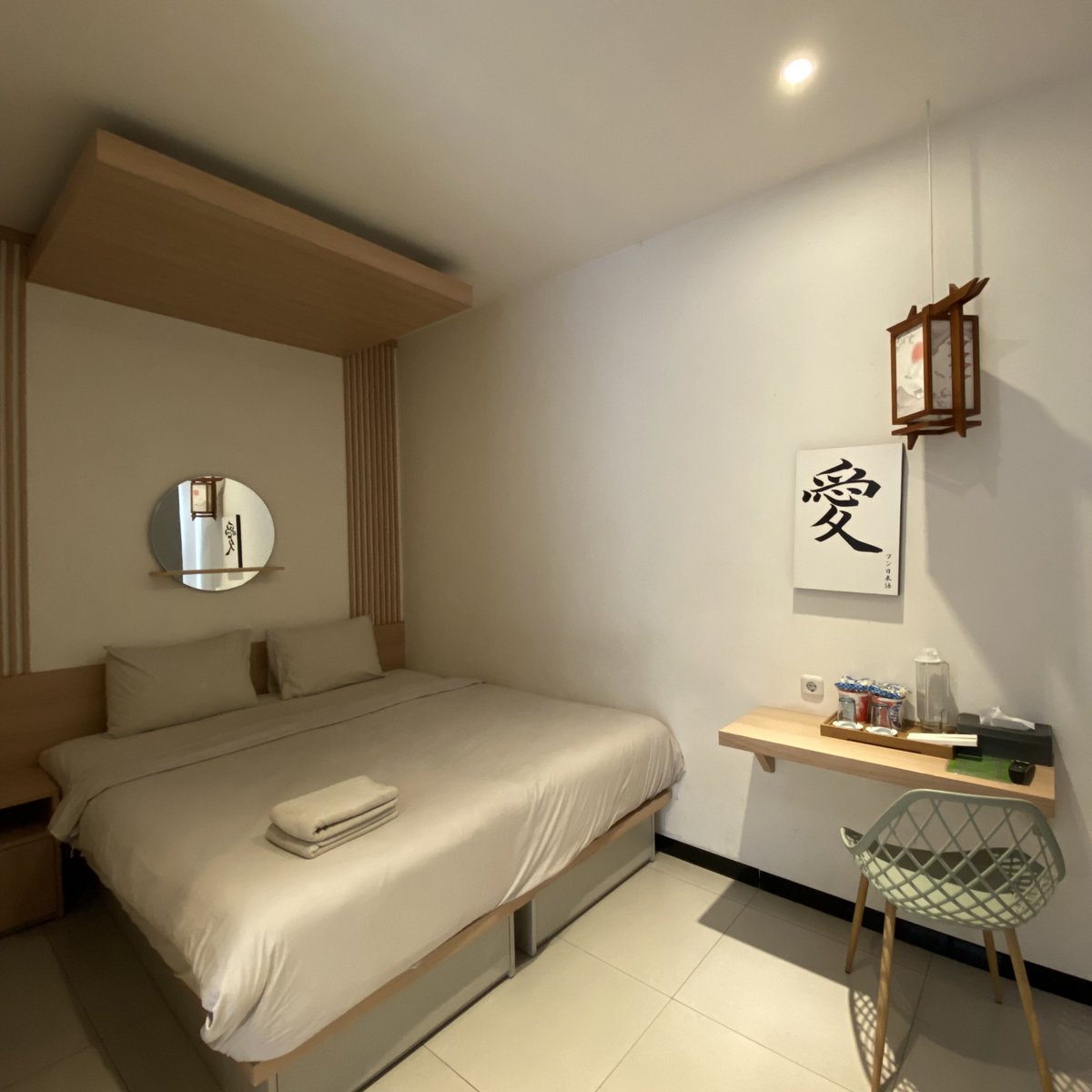 yearendsale_'s tweet photo. Pas di Purwokerto memutuskan stay di hotel ini soalnya murah mulai 200 ribuan, lokasi juga ngga terlalu jauh dari pusat kota, perjalanan mobil sekitar 15 menitan, jadi kalau mau ke beberapa kuliner legend di purwokerto masih okeee👍🏻

Suasana hotelnya nyaman, bangunan baru, bersih, ada kolam ikan koi dan ada beberapa taman untuk duduk-duduk santai.
