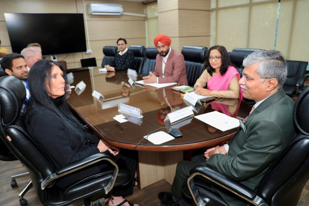 A foreign delegation led by Dr. Tieraona Low Dog , MD, ABOIM, (USA) visited Ministry of Ayush to meet Secretary , Ayush, Vd. Rajesh Kotecha on 11th February 2025 for a brief discussion about #Ayurveda and the ministry's effort in promoting the system of medicine globally.