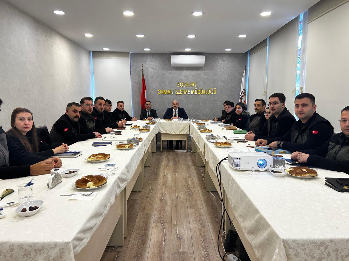 Bölge Müdürümüz Rıdvan KALELİOĞLU yönetiminde,Boyabat Müdürlüğünde gerçekleştirilen toplantıda,2024 yılı faaliyetleri değerlendirilerek,2025 yılı gerçekleşme durumlarıyla yıl sonu hedefleri ele alındı.Toplantıya Boyabat Orman İşletme Müdürü Abdullah KAPUCU ve teknik ekibi katıldı