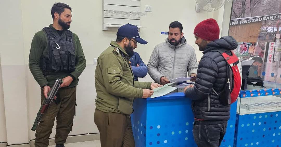 KashmirScan's tweet image. #Anantnag Police launches #SIMverification drive to combat fraud &amp;amp; misuse. Officers are visiting vendors to ensure compliance with telecom guidelines &amp;amp; prevent illegal activities. Residents urged to report suspicious activities-GNS
#CyberSecurity #JammuKashmir