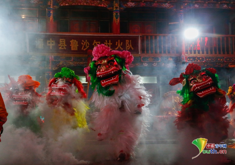 YouthChina's tweet image. On February 9, 2025, the 12th day of the first month of the traditional Chinese calendar, the #Shehuo #folkperformance unfolds in Lusha'er Town, Huangzhong District, #Xining City, #Qinghai Province - a region renowned as "the homeland of Chinese folk culture and art (stilt