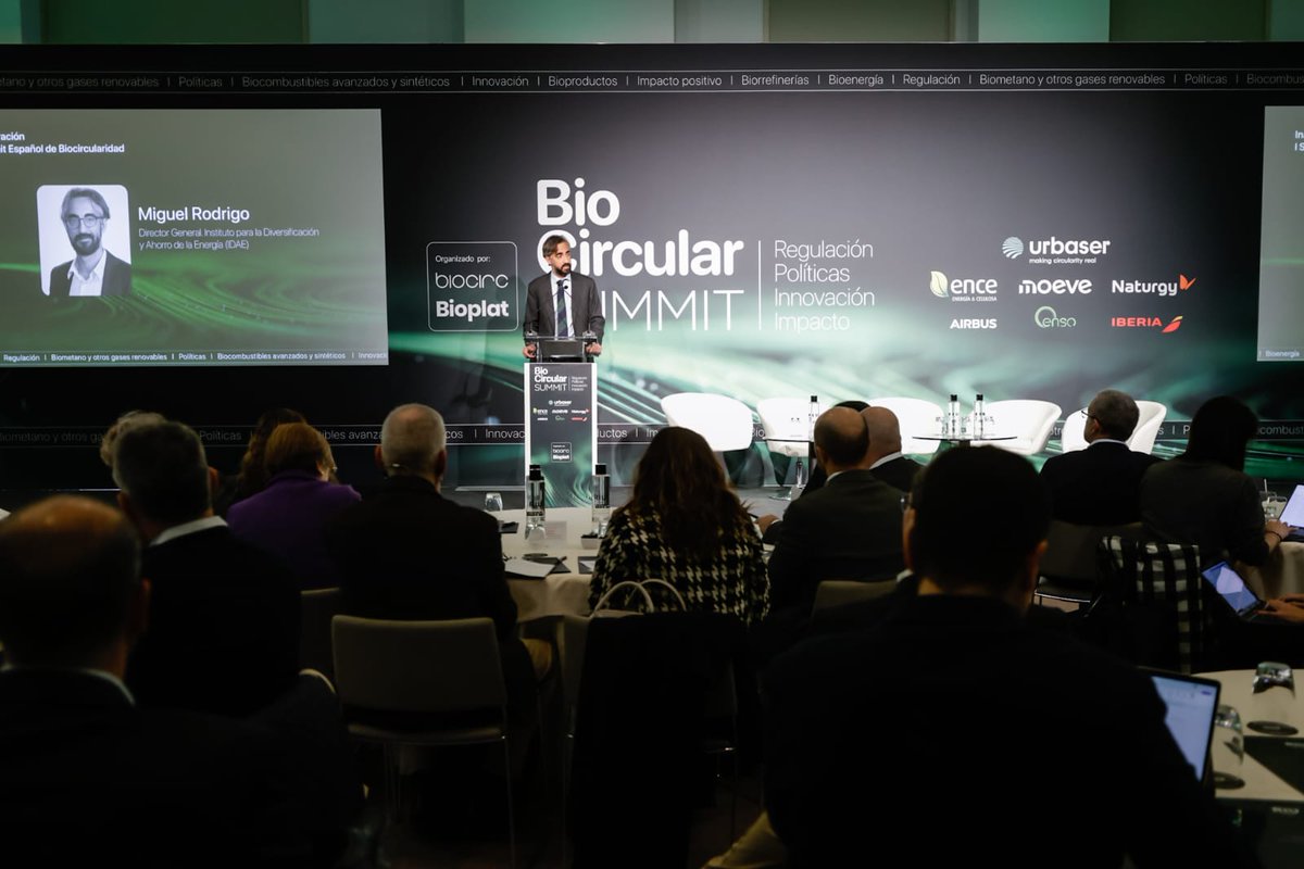 IDAEenergia's tweet photo. 🗣️ @MiguelRodrigo78 , director del #IDAE, en BioCircular Summit 2025:
"La bioeconomía circular ofrece soluciones para la autonomía energética, la política industrial, la inserción en el territorio y la sostenibilidad".
#BioCirc @bioplat https://t.co/I1uehQfXI7