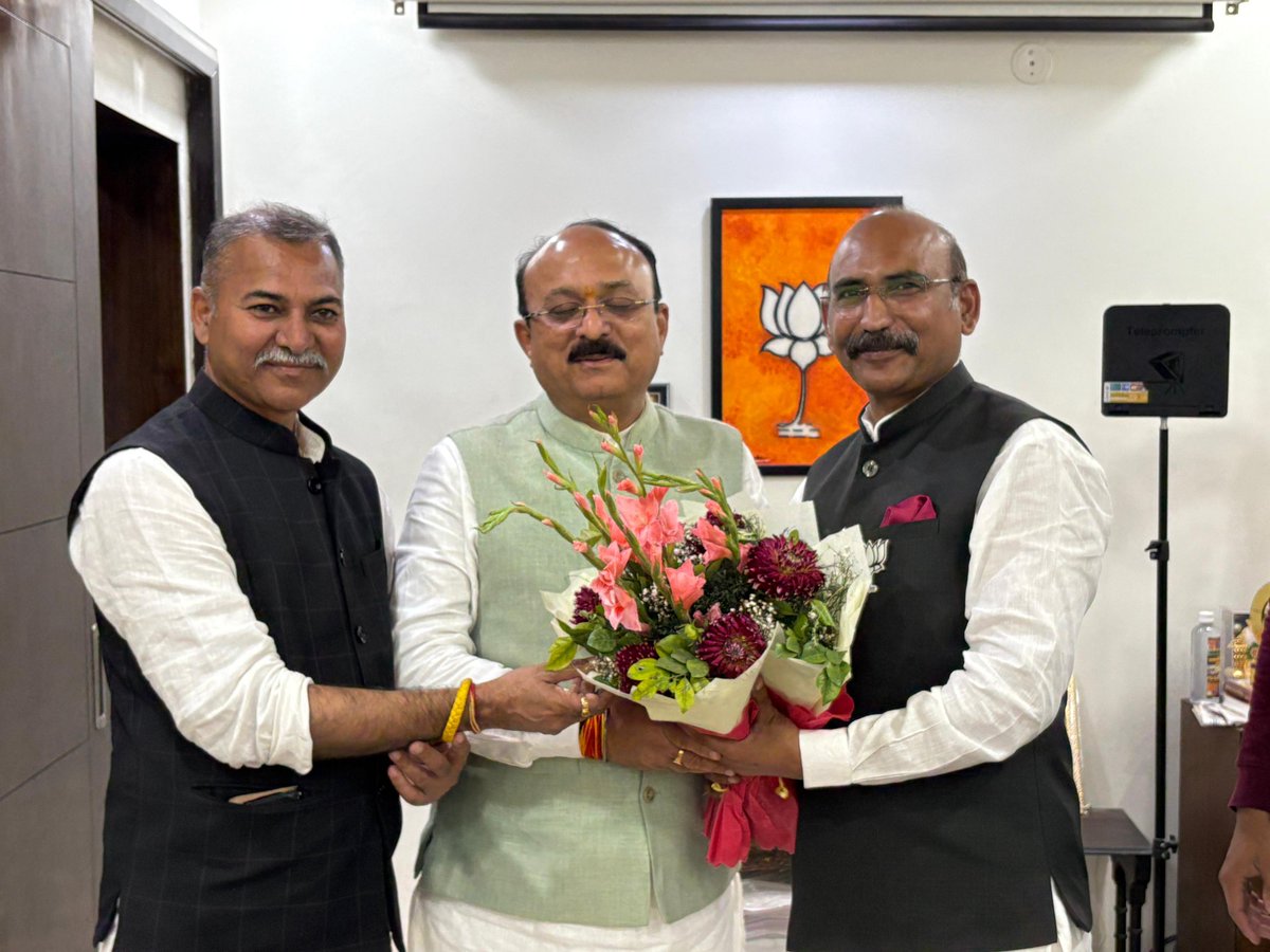 DaljitChibBJP's tweet photo. भाजपा गोवा प्रभारी एवं जम्मू-कश्मीर सह-प्रभारी श्री आशीष सूद जी को दिल्ली विधानसभा चुनाव 2025 में जनकपुरी विधानसभा क्षेत्र से उनकी उल्लेखनीय जीत पर हार्दिक शुभकामनाएँ।
 मैंने और श्री मोहन लाल भगत जी (विधायक) ने उनके निवास पर मिल कर बधाई दी।

#दिल्ली_के_दिल_में_मोदी https://t.co/SQs3fiLSFx