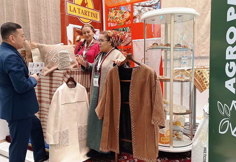 BCAmagazine's tweet image. Unique clothes made from camel wool in Turkmenistan; for more info kindly visit facebook.com/businesscentra… #Turkmenistan #camelwool