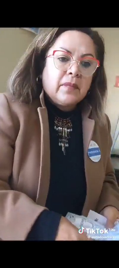 🇪🇨#ULTIMAHORA #Ecuador2025 
Siguen los videos donde, tiran los papeletas para hacer fraude electora. 

La señora dice : "YO NO TUBE NADA QUE VER"
el cinismo de esta gente. 
x.com/ElPortalEcu/st…