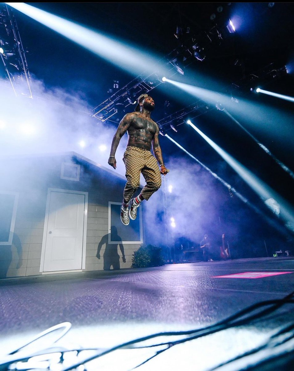 KevinGatesHub's tweet photo. music so good he started levitating https://t.co/tABaF5K5v1