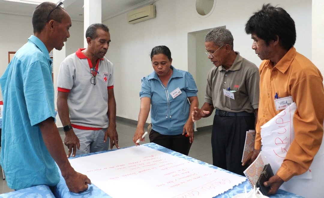 AnsariSazzad1's tweet photo. Together with the Education Ministry, @cvtl_tl is investing resources for enhancing practical skills &amp; knowledge of school teaches on DRR, Climate &amp; Response.

Now, teachers will support students to become change agents for multi-hazards risk reduction in 🇹🇱.
@ifrc @RedCross https://t.co/mNlPzGKPfb