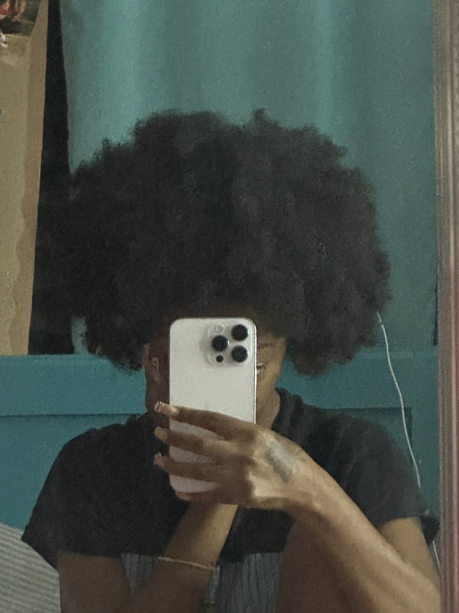 MelaninBarb19's tweet image. Y’all be screaming “wear your natural hair” but when I walk around w my Afro everybody think I’m in between styles or sum. Lol this is the style bro